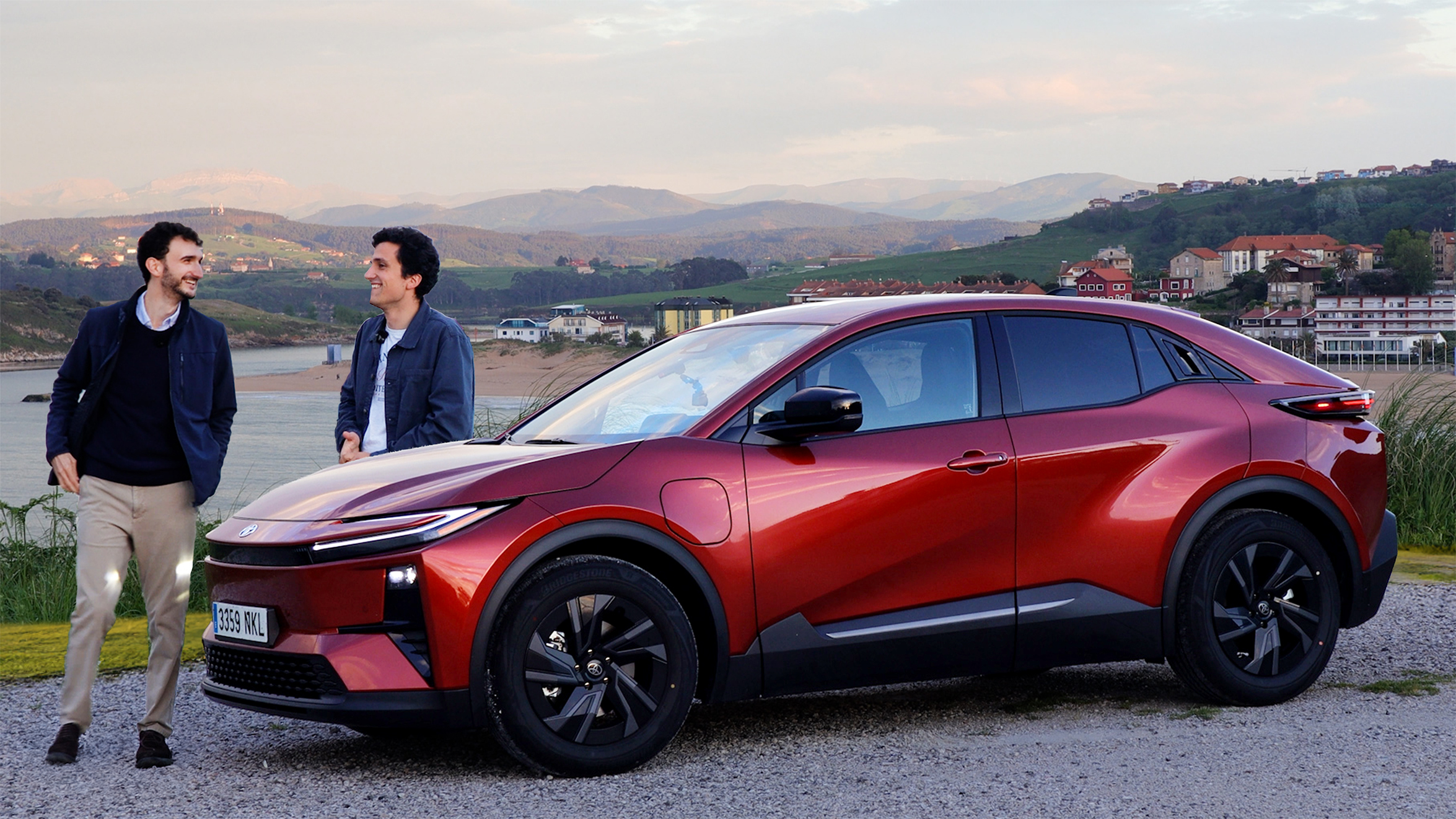 Alberto y Carlos junto al Toyota C-HR+ eléctrico